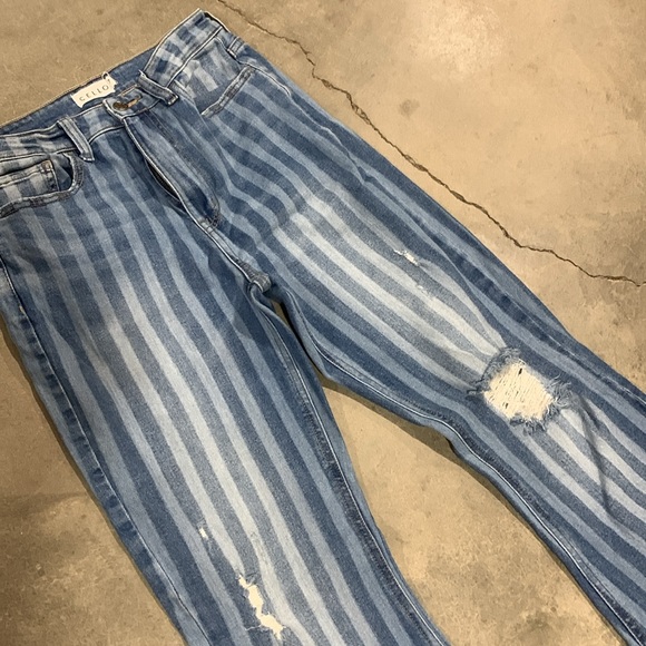 CELLO Flare High Waisted Jeans - Picture 3 of 10